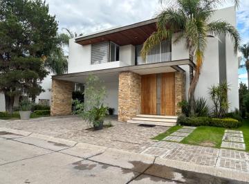 Vista frontal · Casa con Vista Al Campo de Golf