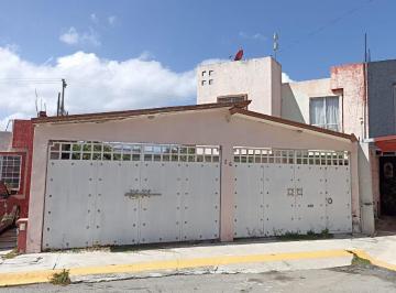 Fachada con Doble Zaguán · ¡Excelente Oportunidad de Inversión! Casa en Esquina con Potencial Comercial
