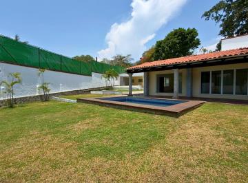 Casa · 796m² · 4 Recámaras · 4 Estacionamientos · Casa en Venta un Nivel en Cuernavaca, Colonia Los Volcanes