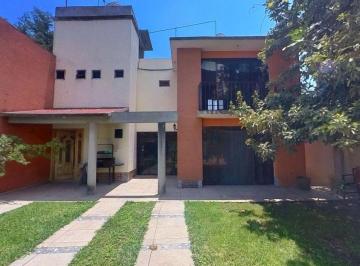 Casa · 185m² · 3 Recámaras · 4 Estacionamientos · Amplísima Casa de Dos Niveles