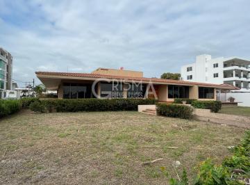 Casa · 567m² · 3 Recámaras · 3 Estacionamientos · Preciosa Residencia en Venta Frente Al Río en Fraccionamiento Residencial Jardines
