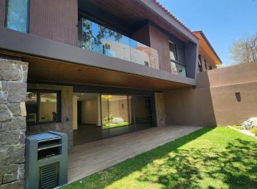 Casa · 380m² · 4 Recámaras · 3 Estacionamientos · Casa Venta Club de Golf Altozano Casa Club a 7 Minutos del Centro Comercial Altozano