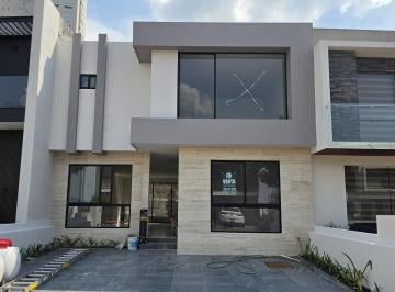 Casa · 180m² · 4 Recámaras · 2 Estacionamientos · Casa Venta Altozano Fraccionamiento Privado a 5 Minutos Centro Comercial Altozano
