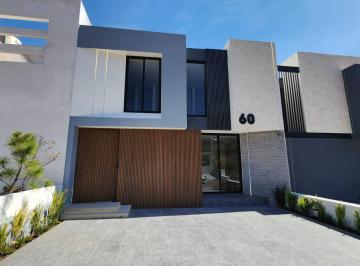 Casa · 270m² · 4 Recámaras · 2 Estacionamientos · Casa en Venta Altozano Recámara en Planta Baja, con Sótano Salón de Usos Múltiples Bar, Asador