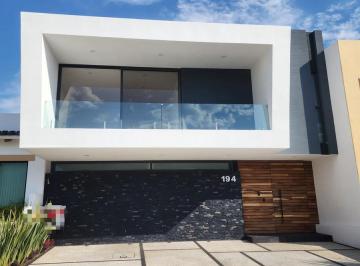 Casa · 340m² · 3 Recámaras · 3 Estacionamientos · Casa en Venta Jesús del Monte Fraccionamiento Privado con Jardín Grande y Terraza
