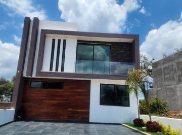 Casa · 216m² · 4 Recámaras · 2 Estacionamientos · Casa en Venta Altozano Fraccionamiento Privado, Recamara en Pb