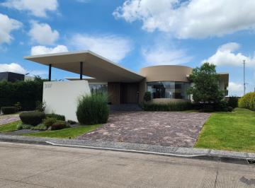 Casa · 714m² · 4 Recámaras · 4 Estacionamientos · Casa en Venta en Club de Golf Tres Marías de un Nivel