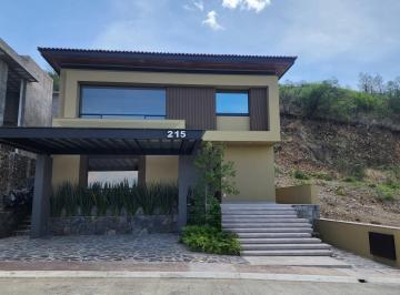 Casa · 436m² · 4 Recámaras · 3 Estacionamientos · Casa en Venta en Club de Golf Altozano con Casa Club, Ciclo Pista, a 7 Minutos de Centro Comercial
