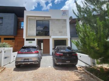 Casa · 210m² · 4 Recámaras · 2 Estacionamientos · Casa en Venta en Altozano Fraccionamiento Privado con Caseta de Vigilancia y Área Verde