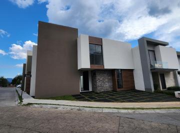 Casa · 259m² · 3 Recámaras · 3 Estacionamientos · Casa en Venta en Altozano Fraccionamiento Privado Exclusivo con Áreas Verdes