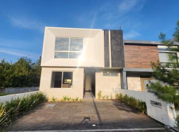 Casa · 200m² · 4 Recámaras · 2 Estacionamientos · Casa en Venta en Altozano Fraccionamiento Privado con Caseta de Vigilancia