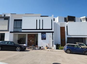 Casa · 220m² · 4 Recámaras · 2 Estacionamientos · Casa en Venta en Fraccionamiento Privado con Casa Club
