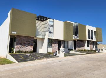 Casa · 156m² · 4 Recámaras · 2 Estacionamientos · Casa en Venta en Fraccionamiento Privado con Áreas Verdes, Recámara en Planta Baja