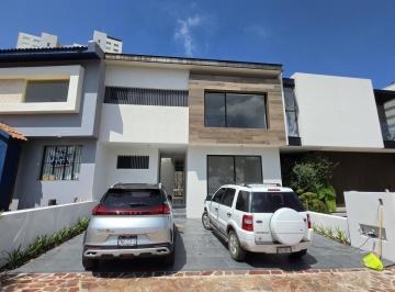 Casa · 180m² · 4 Recámaras · 2 Estacionamientos · Casa en Venta Altozano Fraccionamiento Privado a 5 Minutos del Centro Comercial