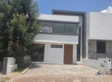 Casa · 200m² · 4 Recámaras · 2 Estacionamientos · Casa en Venta Fraccionamiento Privado con Caseta de Vigilancia, Recámara en Planta Baja