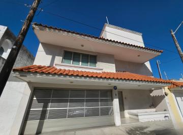 Casa · 250m² · 4 Recámaras · 2 Estacionamientos · Casa en Venta con Amplio Jardín en Jardines de Mocambo Boca del Río Veracruz