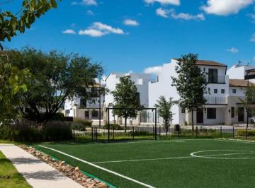 Casa · 125m² · 3 Recámaras · 2 Estacionamientos · Casa en Renta con Jardín y Alberca en Torre de Piedra Gran Reserva, El Salitre