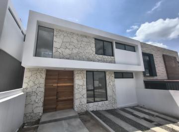 Casa · 276m² · 4 Recámaras · 3 Estacionamientos · Casa Nueva en Venta, 3 Recámaras con Baño, Jardín, Terraza y Cuarto de Servicio