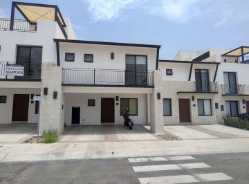 Casa · 125m² · 3 Recámaras · 2 Estacionamientos · Casa en Renta con Jardín y Alberca en Torre de Piedra Gran Reserva, El Salitre