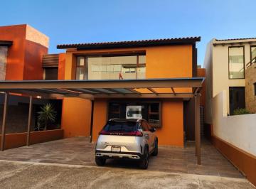 Casa · 511m² · 4 Recámaras · 3 Estacionamientos · Casa en Venta Club de Golf Altozano con Jardín Grande y Doble Altura