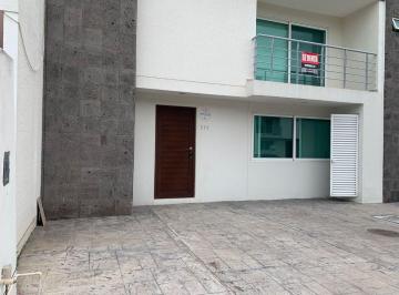 Casa de 3 habitaciones, León · Renta de Casa Amueblada, Cerca de Poliforum en Fraccionamiento Privado con Alberca y Cancha de Tenis