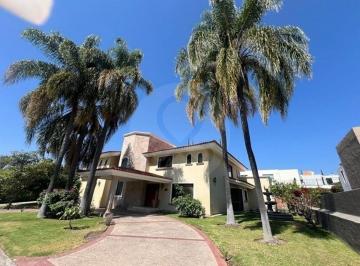 Casa · 1095m² · 4 Recámaras · 4 Estacionamientos · Casa en Venta en Bosques de Santa Anita