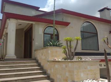 Casa · 660m² · 4 Recámaras · 6 Estacionamientos · Casa en Mexicaltzingo