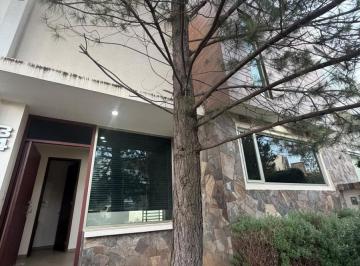 Casa · 200m² · 3 Recámaras · 2 Estacionamientos · Altozano, 3 Recamaras Cada Una con Su Baño, Sala de Cine