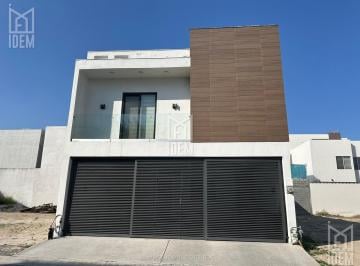 Casa · 225m² · 3 Recámaras · 2 Estacionamientos · 0125 - Casa y Terreno en Venta en La Encomienda