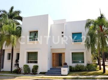 Casa · 417m² · 4 Recámaras · 3 Estacionamientos · Casa en Venta en Fraccionamiento Residencial Real Vista Hermosa, Colima.