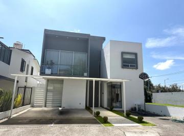 Casa en condominio · 301m² · 3 Recámaras · 3 Estacionamientos · Residencial Terentia, Metepec