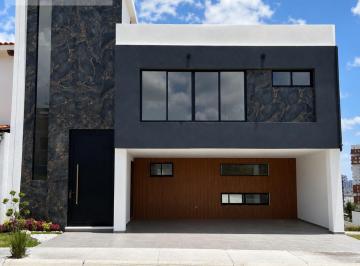 Casa · 340m² · 4 Recámaras · 2 Estacionamientos · Casa - Fraccionamiento Lomas de Angelópolis