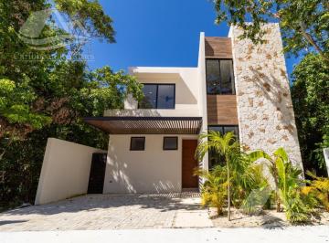 Casa · 223m² · 4 Recámaras · 2 Estacionamientos · Casa en Venta en Valenia Playa del Carmen