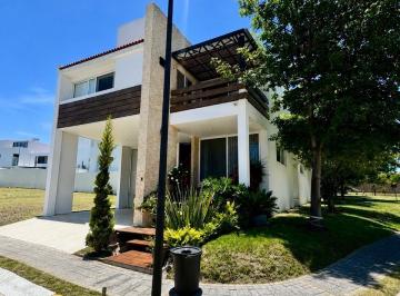 Casa · 344m² · 3 Recámaras · 2 Estacionamientos · Casa Amueblada en Renta en Cascatta y en Esquina