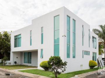 Planta Baja
- Sala: amplia y luminosa, ideal para reuniones familiares.
- Comed · Casa en Renta – Virreyes Residencial, Coto Vistas del Tule