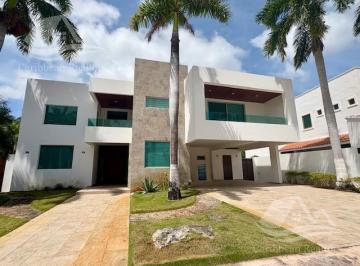 Casa · 497m² · 5 Recámaras · 4 Estacionamientos · Casa en Venta en Lagos del Sol Cancun
