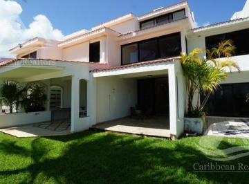 Casa · 540m² · 5 Recámaras · 2 Estacionamientos · Casa en Venta en Zona Hotelera Cancun