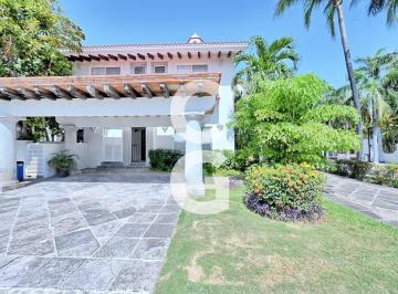 Casa · 300m² · 3 Recámaras · 3 Estacionamientos · Casa en Venta en Cancún en Isla Dorada. con 3 Recámaras y en Esquina