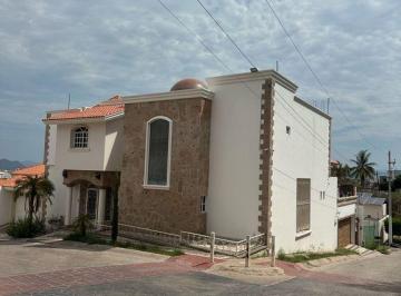 Casa · 313m² · 4 Recámaras · 2 Estacionamientos · Casa en Venta en Colinas de San Miguel