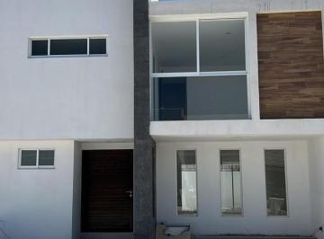 Casa · 220m² · 3 Recámaras · 4 Estacionamientos · Casa en Cañadas del Arroyo