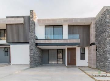 Casa · 182m² · 3 Recámaras · 2 Estacionamientos · Casa en Venta en Portavedra Residencial León Guanajuato Zona Norte