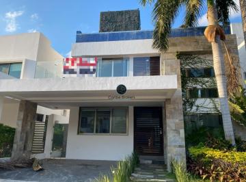 Casa · 350m² · 3 Recámaras · 2 Estacionamientos · Casa de Lujo en Cumbres Residencial Cancun Venta