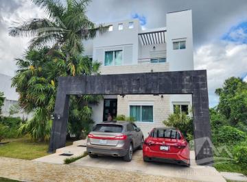 Casa · 550m² · 3 Recámaras · 2 Estacionamientos · Casa en Venta en Playa Magna Playa del Carmen