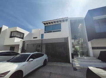 Casa de 3 habitaciones, León · Casa en Renta en Lomas del Refugio con 4 Niveles, 3 Recamaras, Roof Garden y Vista Al Lago