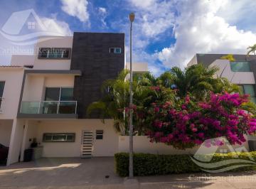 Casa · 256m² · 3 Recámaras · 2 Estacionamientos · Casa en Venta en Arbolada Cancun