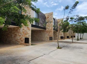 Casa en condominio de 3 habitaciones, Mérida · Town House con 3 Recamaras - Es Amplio y Moderno Tres Niveles, con 4.5 Baños + Mas Estudio
