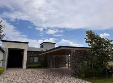 Casa de 4 habitaciones, León · Casa Nueva en Venta en El Bosque Country Club de un Piso con 4 Recamaras, 5 Baños