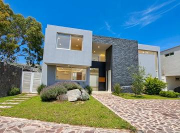 Casa · 310m² · 3 Recámaras · 3 Estacionamientos · Renta Casa en La Campiña del Bosque