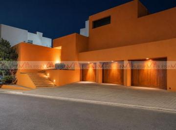 Casa · 811m² · 3 Recámaras · 6 Estacionamientos · Casa en Venta en Villa Montaña