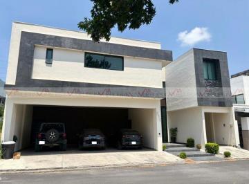 Casa · 786m² · 5 Recámaras · 3 Estacionamientos · Casa en Venta en El Uro Oriente